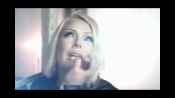Kim Wilde se remet au rock avec le clip Lights Down Low