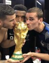 Coupe du monde 2018 : Lucas Hernandez, Antoine Griezmann et Thomas Lemar posent fièrement avec la coupe