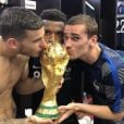 Coupe du monde 2018 : Lucas Hernandez, Antoine Griezmann et Thomas Lemar posent fièrement avec la coupe