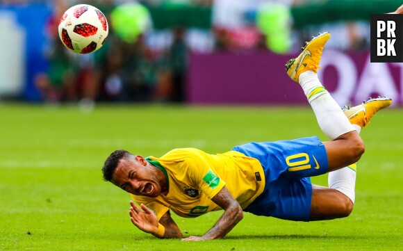 Neymar rigole du "Neymar challenge" avec des gosses