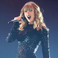 Taylor Swift chute en plein concert... et ça la fait rire 😂