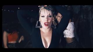 Clip "Secrets" : Pink entourée de ses danseurs pour des chorégraphies sensuelles