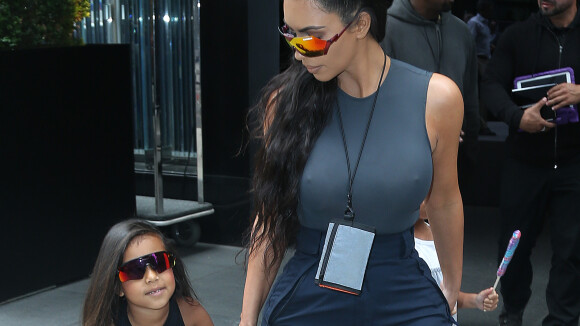 Kim Kardashian critiquée pour avoir lissé les cheveux de sa fille North, elle répond