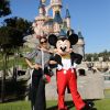 Neymar : sa chérie Bruna Marquezine pose avec Mickey à Disneyland Paris
