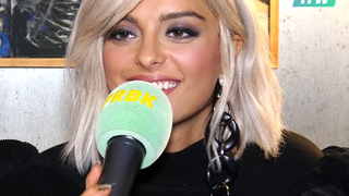 Bebe Rexha en interview : "C'était sympa de tout recommencer depuis le début avec David Guetta"