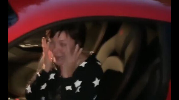 Kylie Jenner offre une Ferrari à sa mère Kris Jenner... qui en pleure de joie.