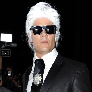 Josh Duhamel déguisé en Karl Lagerfeld