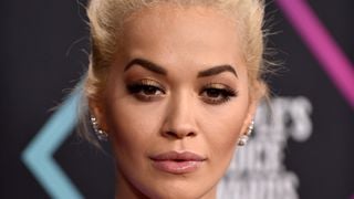Rita Ora se confie sur sa bisexualité : "je savais que ce serait un choc pour les gens"