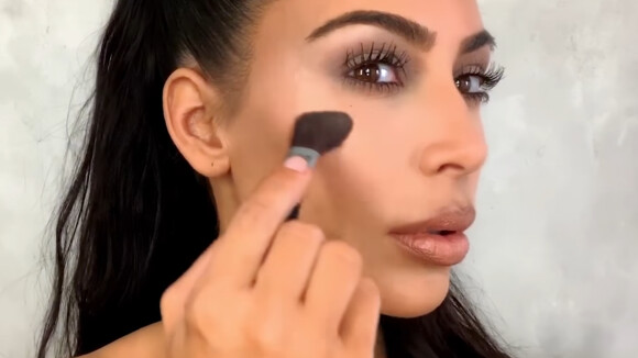 Kim Kardashian dévoile ses secrets beauté dans un tuto makeup spécial fêtes de fin d'année