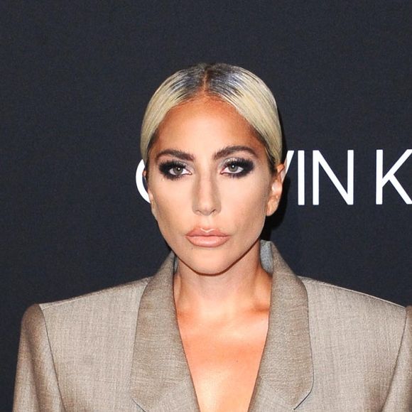 Lady Gaga succombe à la tendance des épaulettes XXL des années 1980.