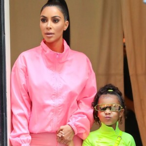 Kim Kardashian et sa fille succombent à la tendance du fluo.