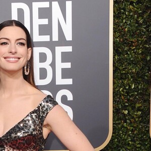 Anne Hathaway sur le tapis rouge des Golden Globes le 6 janvier 2019