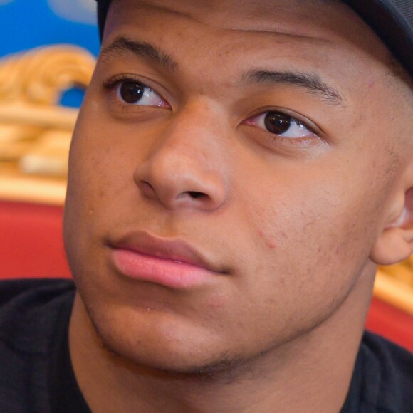 Kylian Mbappé fait un don généreux pour relancer les recherches d'Emiliano Sala et du pilote David Ibbotson, disparus depuis une semaine.