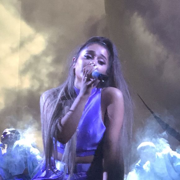 Ariana Grande rend hommage à Mac Miller en plein Sweetner World Tour