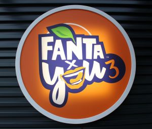 Fanta x You 3 : les coachs Natoo, Amixem, Kevin Tran (Le Rire Jaune) et McFly inaugurent le Fanta Creative Space.