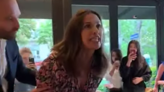 Elisa Tovati en pleine crise d'hystérie dans un restaurant à cause d'Angèle : oui, c'était du fake