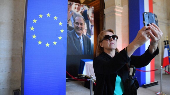 Hommage à Jacques Chirac : des selfies devant le cercueil indignent et choquent les internautes