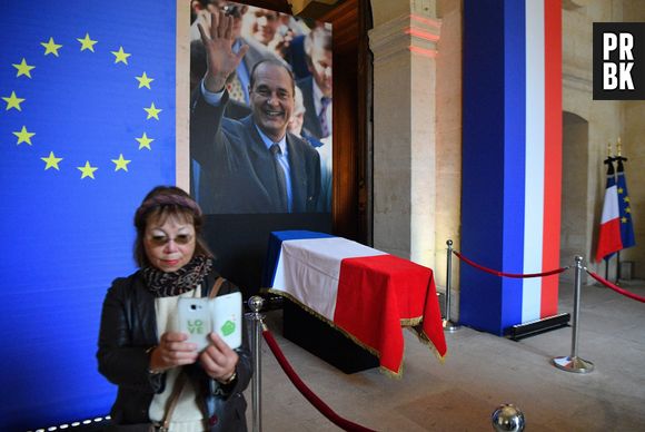 Hommage à Jacques Chirac : des selfies devant le cercueil indignent et choquent les internautes
