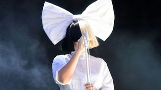 Sia atteinte d'une maladie génétique rare : "Je souffre de douleurs chroniques"