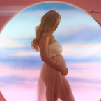 Katy Perry enceinte d'Orlando Bloom, elle annonce sa grossesse dans son clip "Never Worn White"