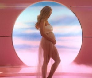 Katy Perry enceinte d'Orlando Bloom, elle annonce sa grossesse dans son clip "Never Worn White"