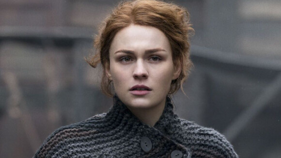 Outlander saison 5 : Sophie Skelton blessée sur le tournage à cause d'Edward Speleers (Bonnet)