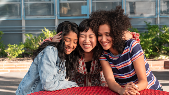 Maitreyi Ramakrishnan, Darren Barnet... quel âge ont réellement les acteurs de Mes premières fois ?