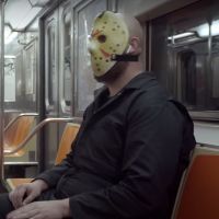 Le tueur flippant du film Vendredi 13 revient... dans une pub incitant à porter des masques