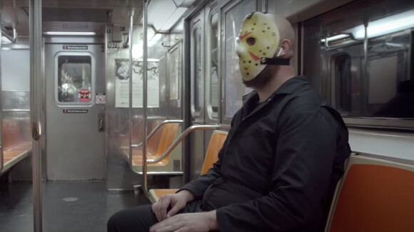Le tueur flippant du film Vendredi 13 revient... dans une pub incitant à porter des masques