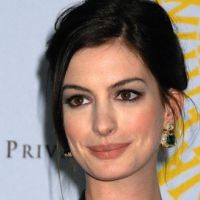 Anne Hathaway ... elle veut pousser la chansonnette dans la série Glee