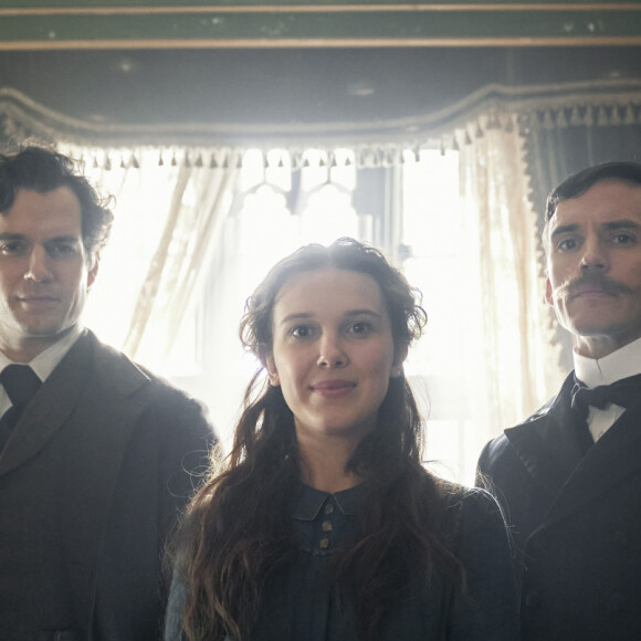 Enola Holmes : Henry Cavill (Sherlock), Millie Bobby Brown (Enola) et Sam Claflin (Mycroft) sur une photo du film