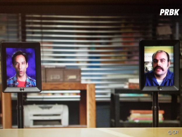 Abed dans Community et Abed Gheith qui a inspiré le personnage durant un cameo dans la saison 6