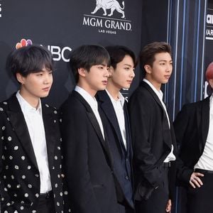 Suga (BTS) absent après avoir été opéré de l'épaule, il donne de ses nouvelles