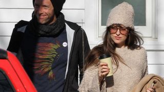 Dakota Johnson fiancée à Chris Martin ? La bague qui sème le doute ?