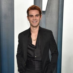 KJ Apa (Riverdale) en couple avec la mannequin Clara Berry : il se confie sur sa chérie française qui lui a appris "quelques phrases" en français