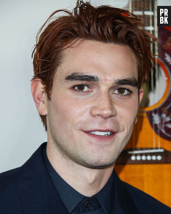 KJ Apa (Riverdale) en couple avec la mannequin Clara Berry : il se confie sur sa chérie française qui lui a appris "quelques phrases" en français