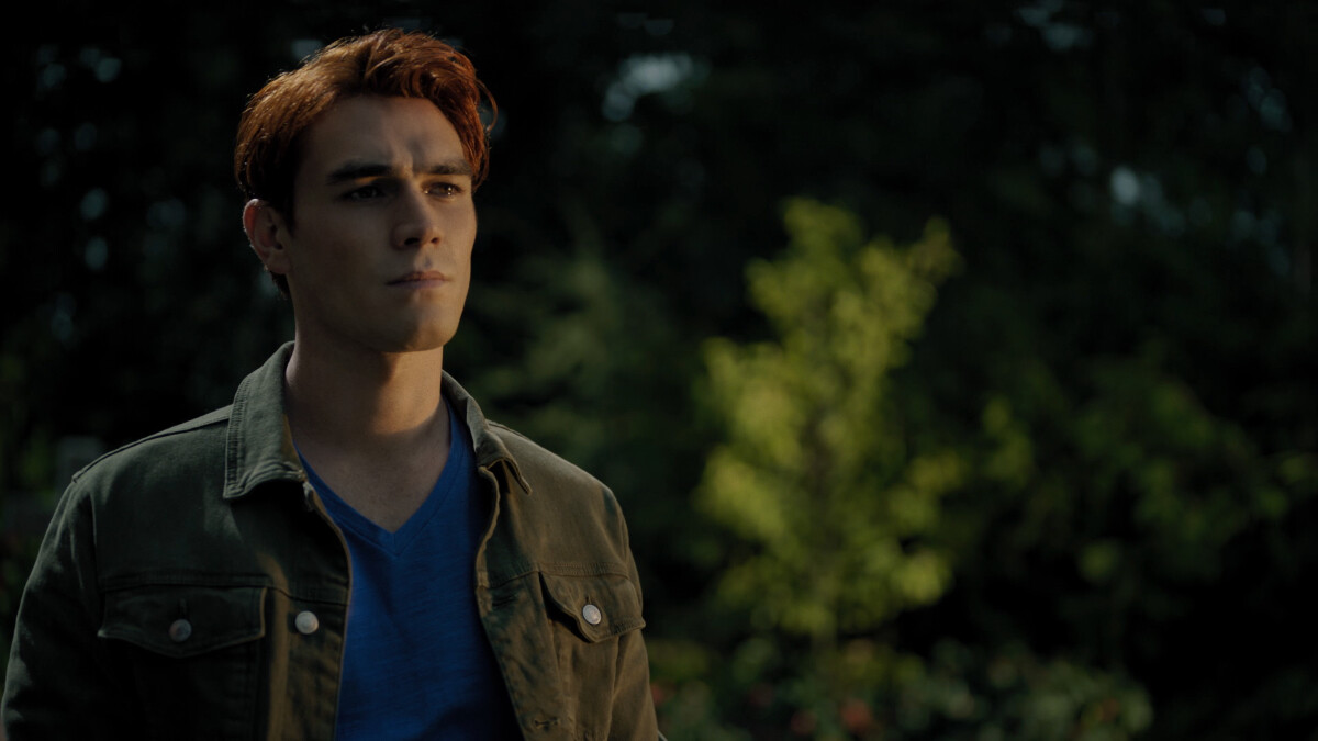Photo : Riverdale saison 5, épisode 2 : KJ Apa (Archie) sur une photo