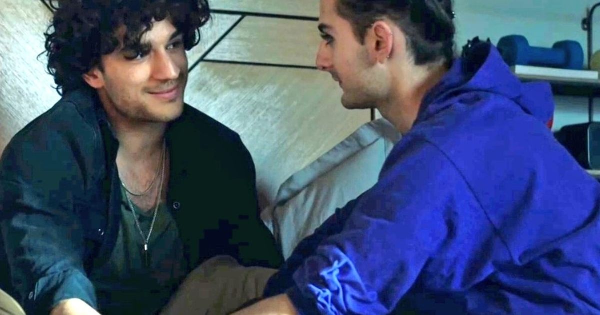 Ici Tout Commence Eliott Et Greg S'embrasse