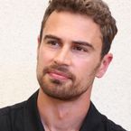 Theo James papa ? Sa femme Ruth Kearney aurait accouché de leur premier enfant