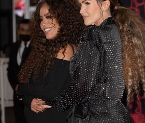 Amel Bent enceinte : elle montre son baby bump sur le tapis rouge des NRJ Music Awards 2021