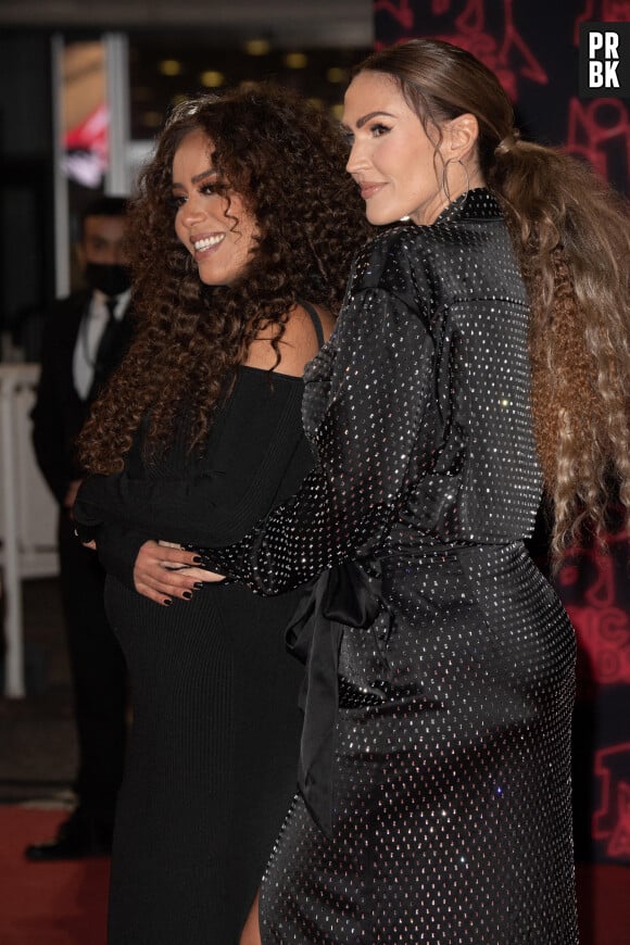 Amel Bent enceinte : elle montre son baby bump sur le tapis rouge des NRJ Music Awards 2021