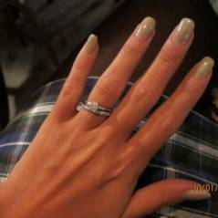 Lily Allen ... Toute fière, elle affiche sa bague de fiançailles sur Twitter