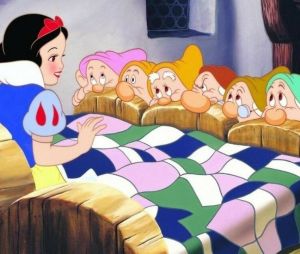 Un extrait vidéo du fil d'animation Blanche-Neige et les Sept Nains. Peter Dinklage (Game of Thrones) a critiqué le remake de Blanche-Neige et les Sept Nains par rapport au nanisme. Disney va donc changer les nains en créatures magiques.