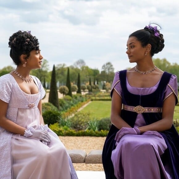 La Chronique des Bridgerton saison 2 : Kate et sa soeur Edwina sur une photo