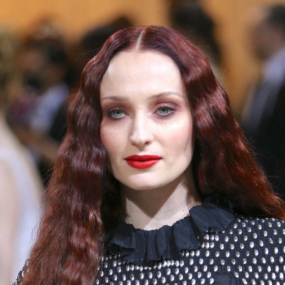 Sophie Turner enceinte de Joe Jonas : l'ex star de Game of Thrones confirme sa deuxième grossesse au MET Gala 2022 en dévoilant son baby bump !