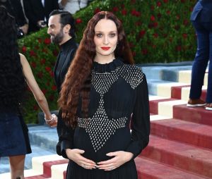 Sophie Turner enceinte de Joe Jonas : l'ex star de Game of Thrones confirme sa deuxième grossesse au MET Gala 2022 en dévoilant son baby bump !