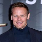 Sam Heughan (Outlander) en couple ou célibataire ? Après un bisou avec une brune, il laisse planer le doute