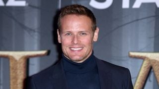 Sam Heughan (Outlander) en couple ou célibataire ? Après un bisou avec une brune, il laisse planer le doute