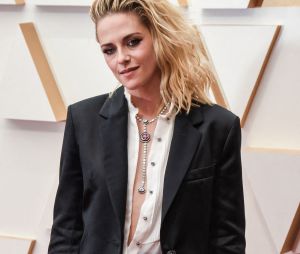 Kristen Stewart sur le tapis rouge des Oscars 2022