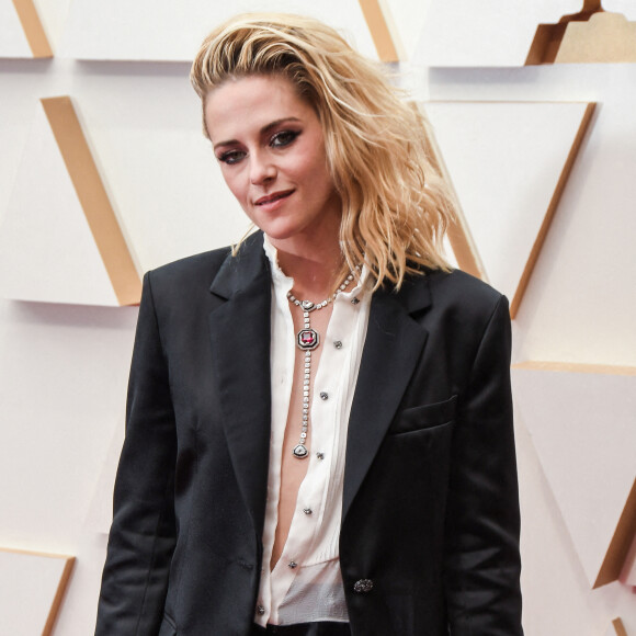 Kristen Stewart sur le tapis rouge des Oscars 2022